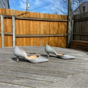Jewel Badgley Mischka Dotty Glitter D'orsay Kitten Heel size 5
Silver winter‎